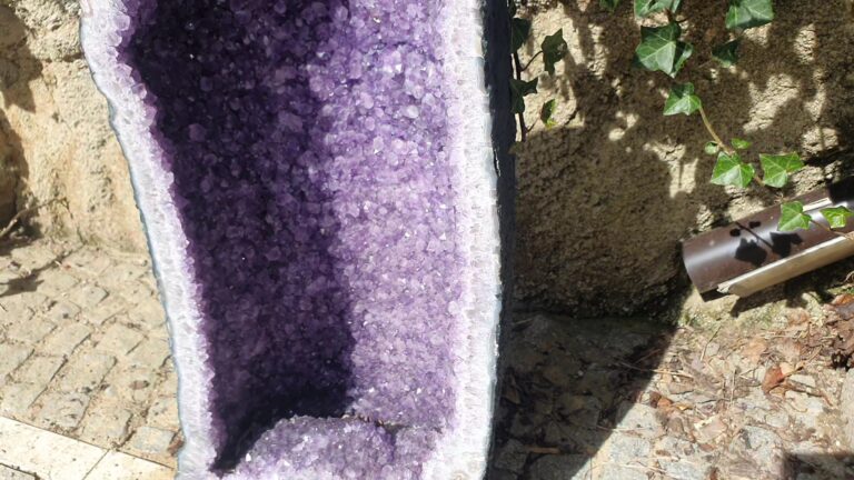 Ametisti guri mineral